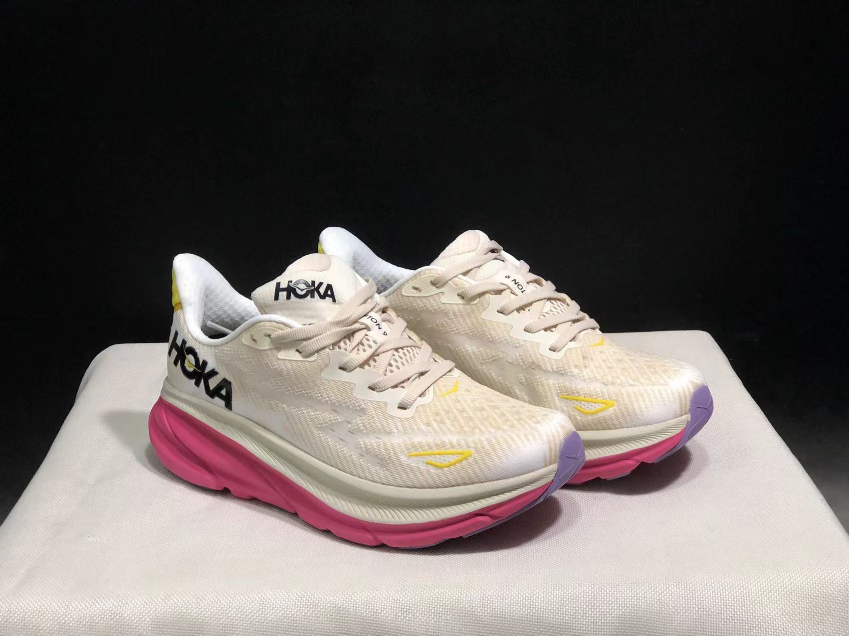 Hoka Clifton 9 'Beige-Pink'