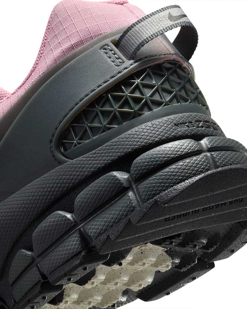 Zoom Vomero Roam ' Elemental pink'