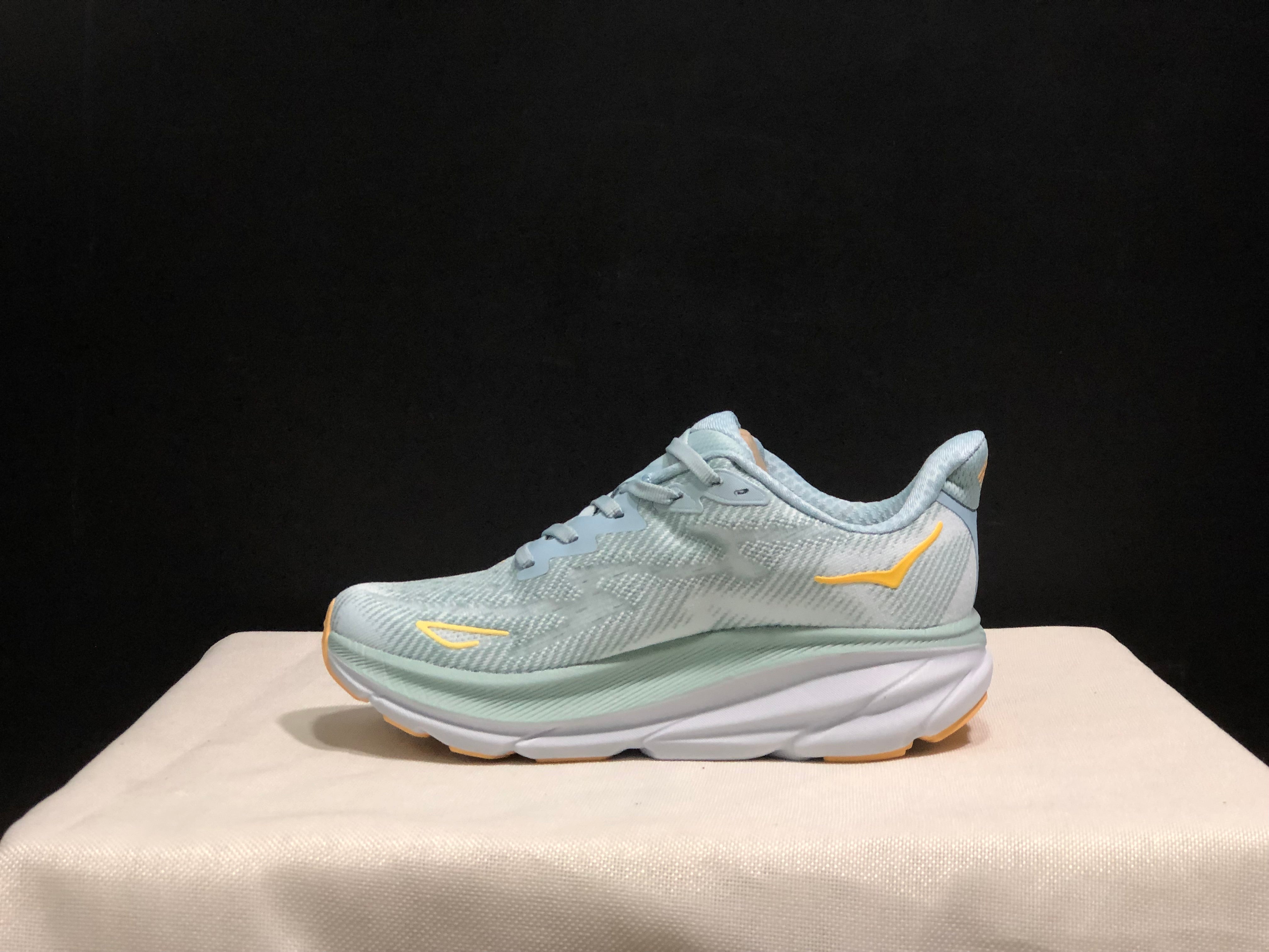 Hoka Clifton 9 'Beige-Pink'