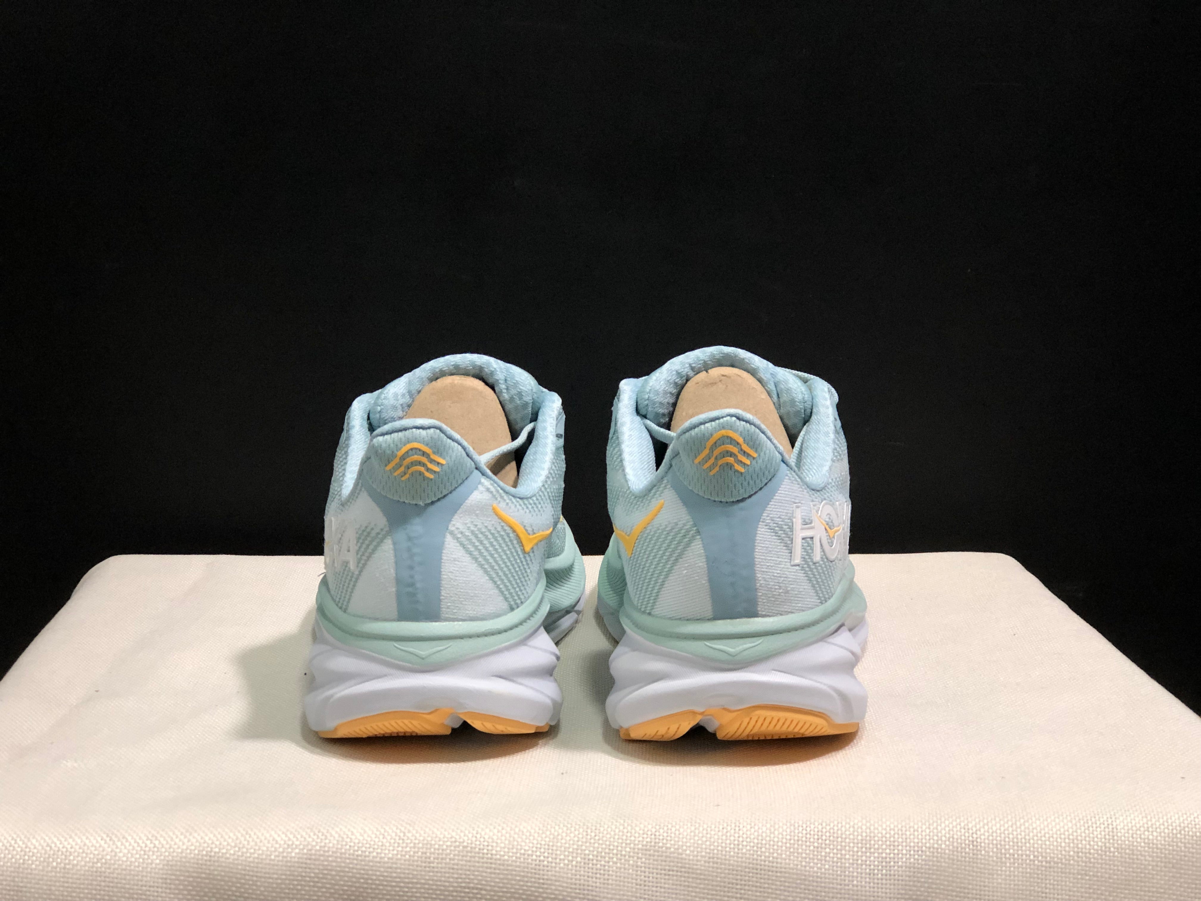 Hoka Clifton 9 'Beige-Pink'