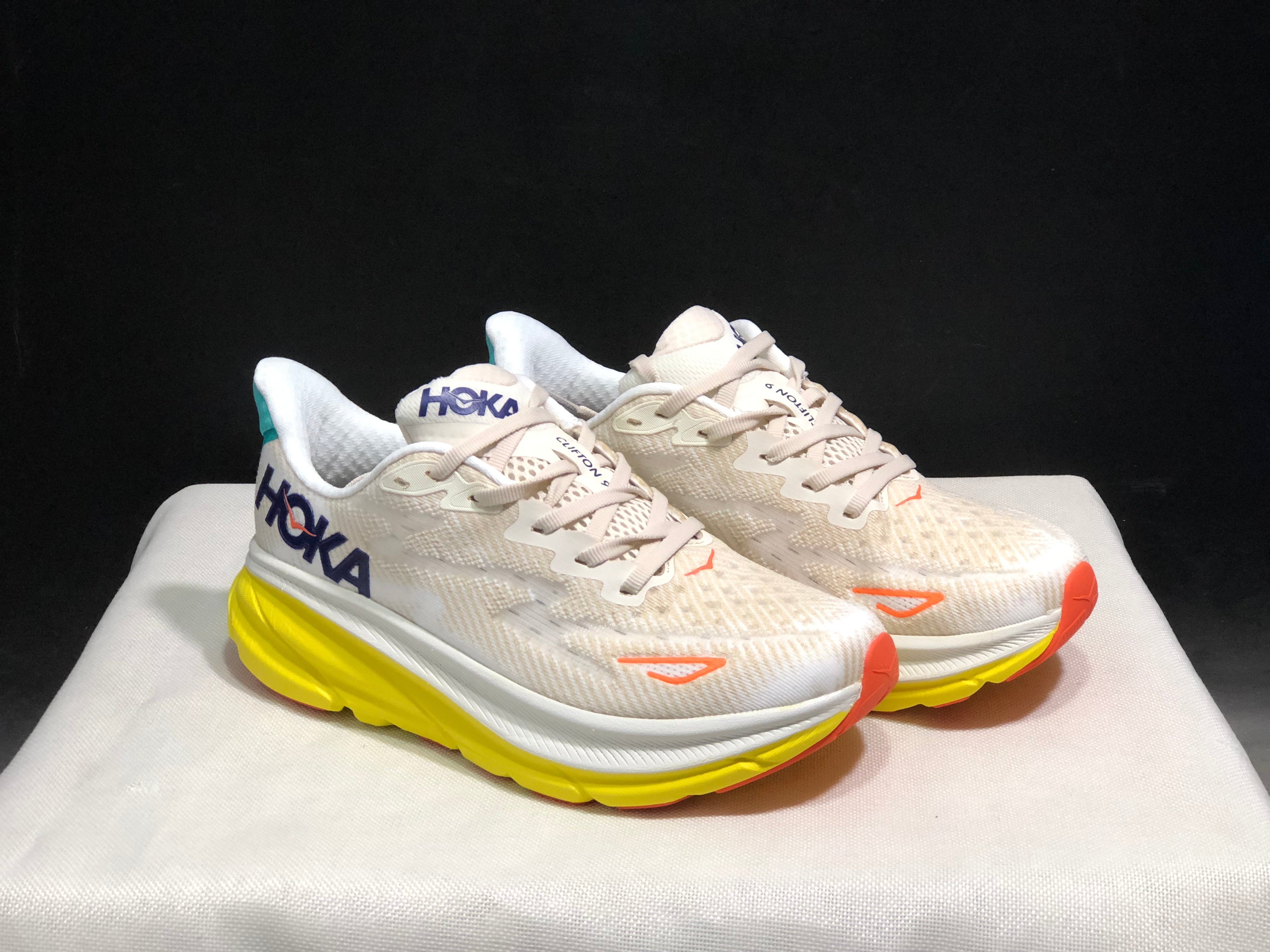 Hoka Clifton 9 'Beige-Pink'