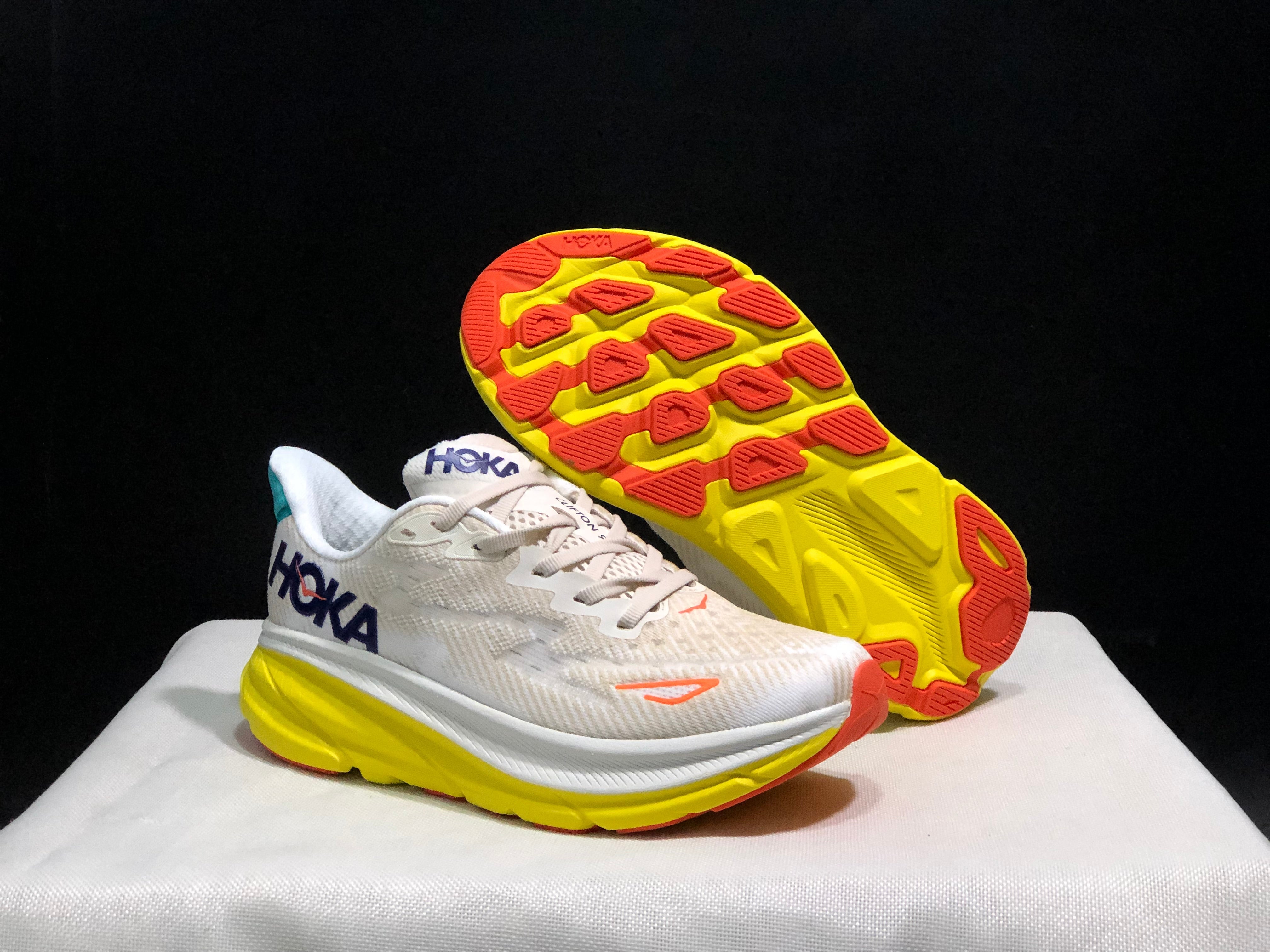 Hoka Clifton 9 'Beige-Pink'